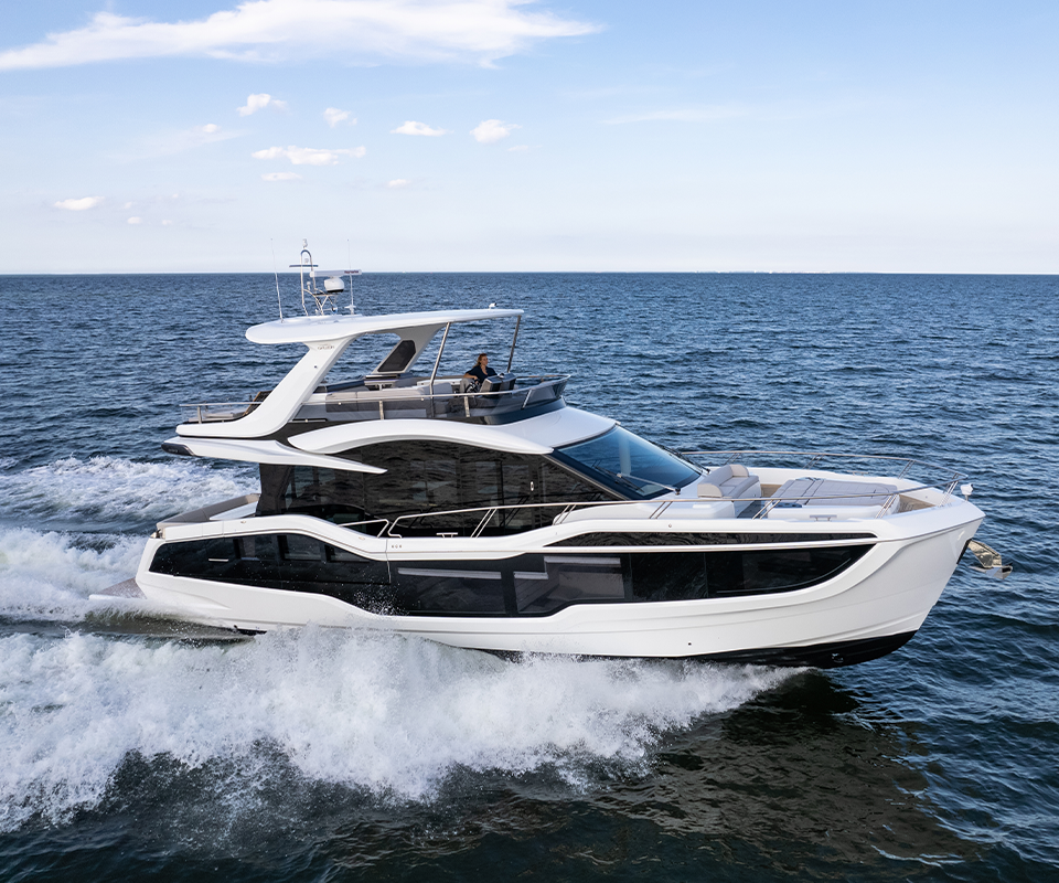 Galeon 650 fly