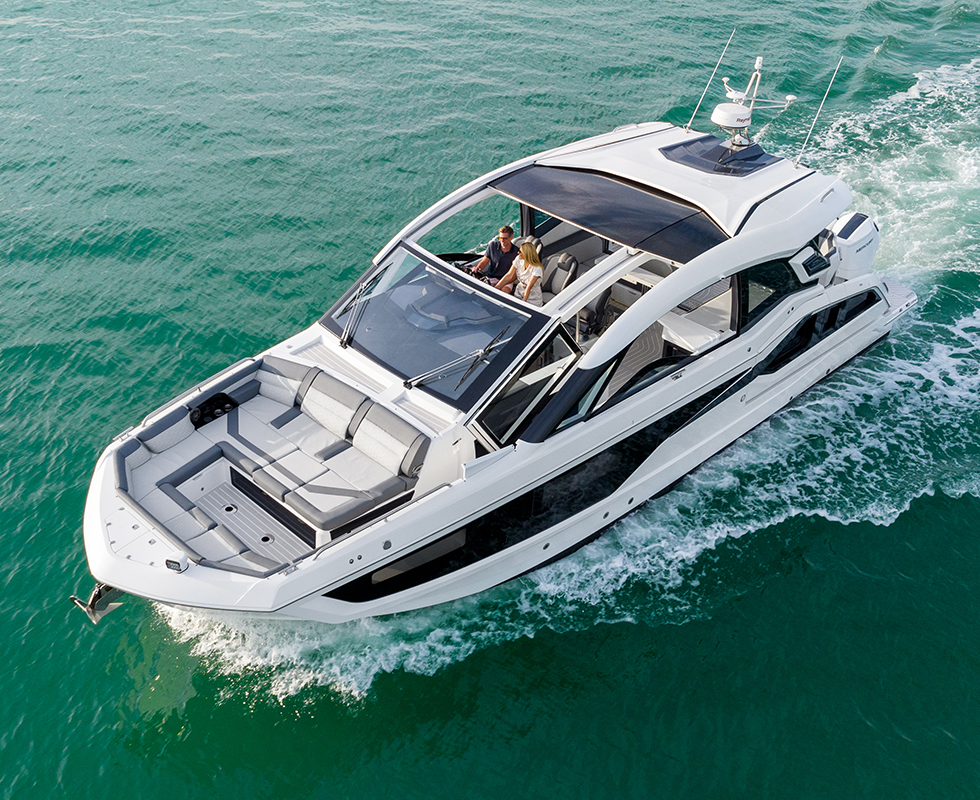 Galeon 435 GTO on the water