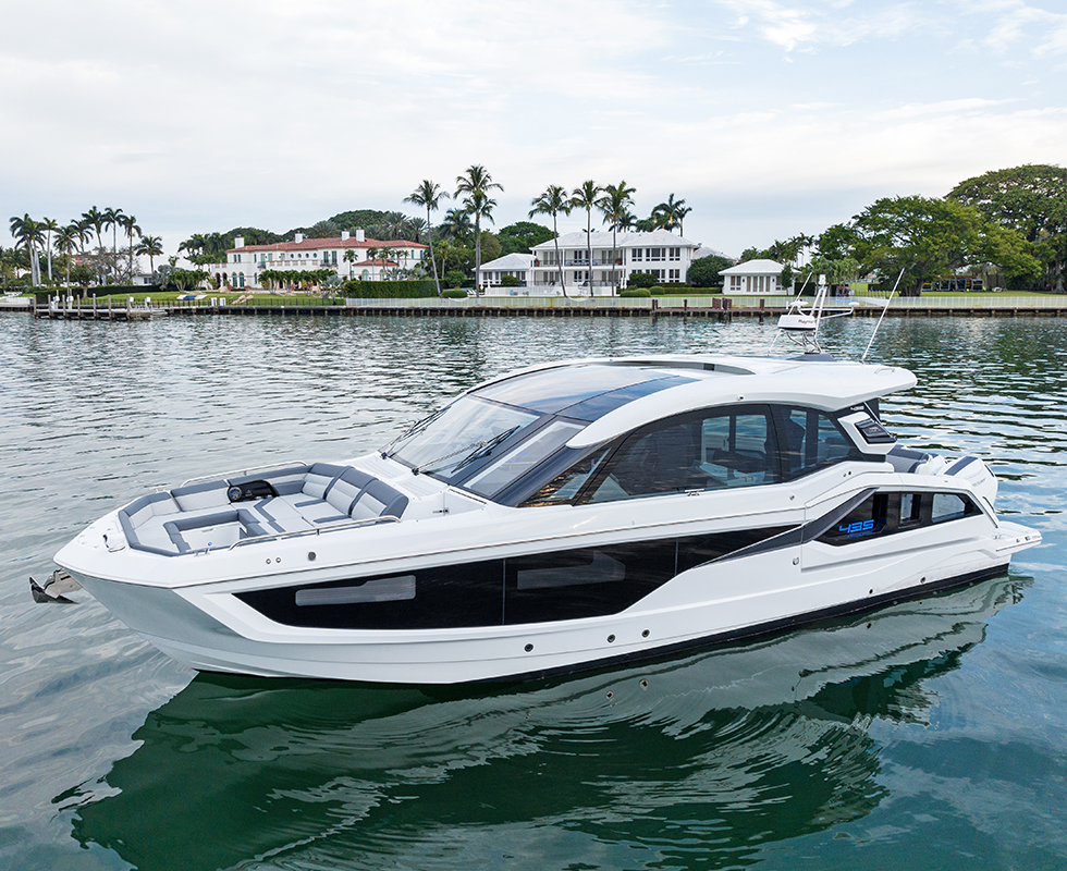 Galeon 435 GTO on the water