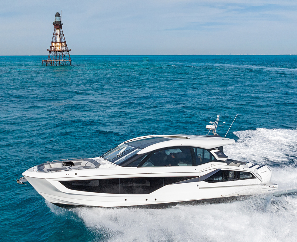 Galeon 435 GTO on the water