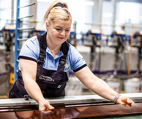 Women working in the Galeon Factory