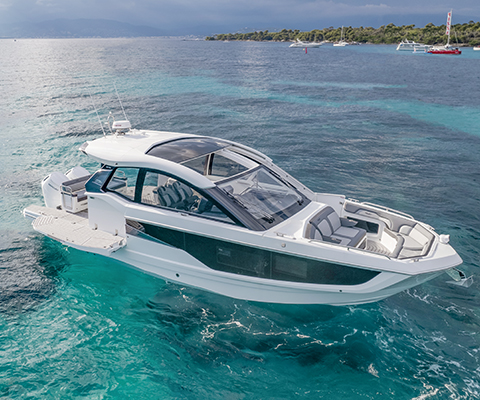 Galeon 375 GTO on the water