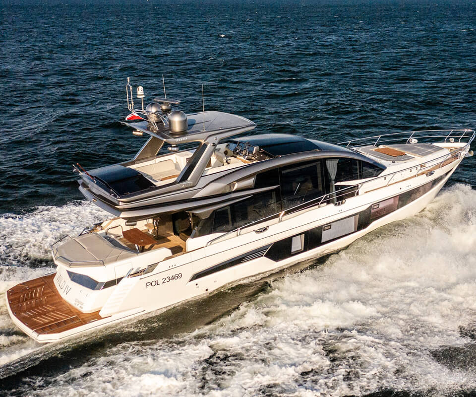 The starboard side of the Galeon 700 SKY yacht moving on the water