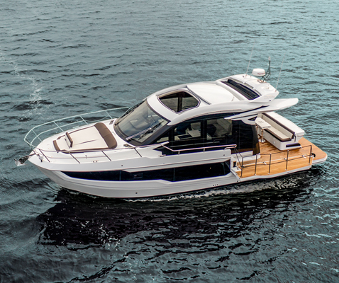 Galeon 425HTC out on the water