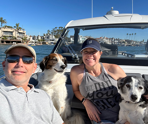 Couple and 2 dogs on the Galeon 325GTO