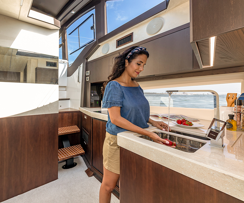 women cooking on a Galeon